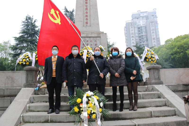 湘北汽運(yùn)黨支部主題黨日活動，緬懷抗日英烈，祭掃墓地，敬獻(xiàn)花籃。